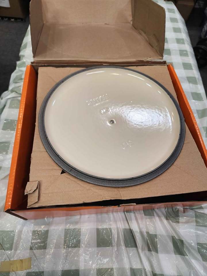 BRAND NEW LE CREUSET 6.75QT ROUND WIDE DUTCH OVEN