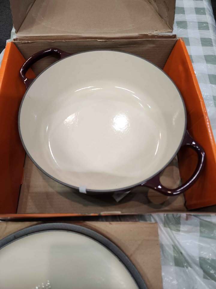 BRAND NEW LE CREUSET 6.75QT ROUND WIDE DUTCH OVEN